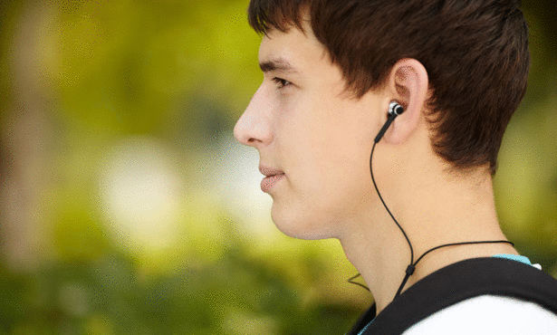 سماعات الأذن تشكل خطرا على صحتك.. كيف ذلك؟