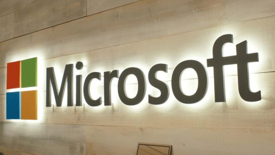 مايكروسوفت Microsoft تسخر من حواسب آبل Apple