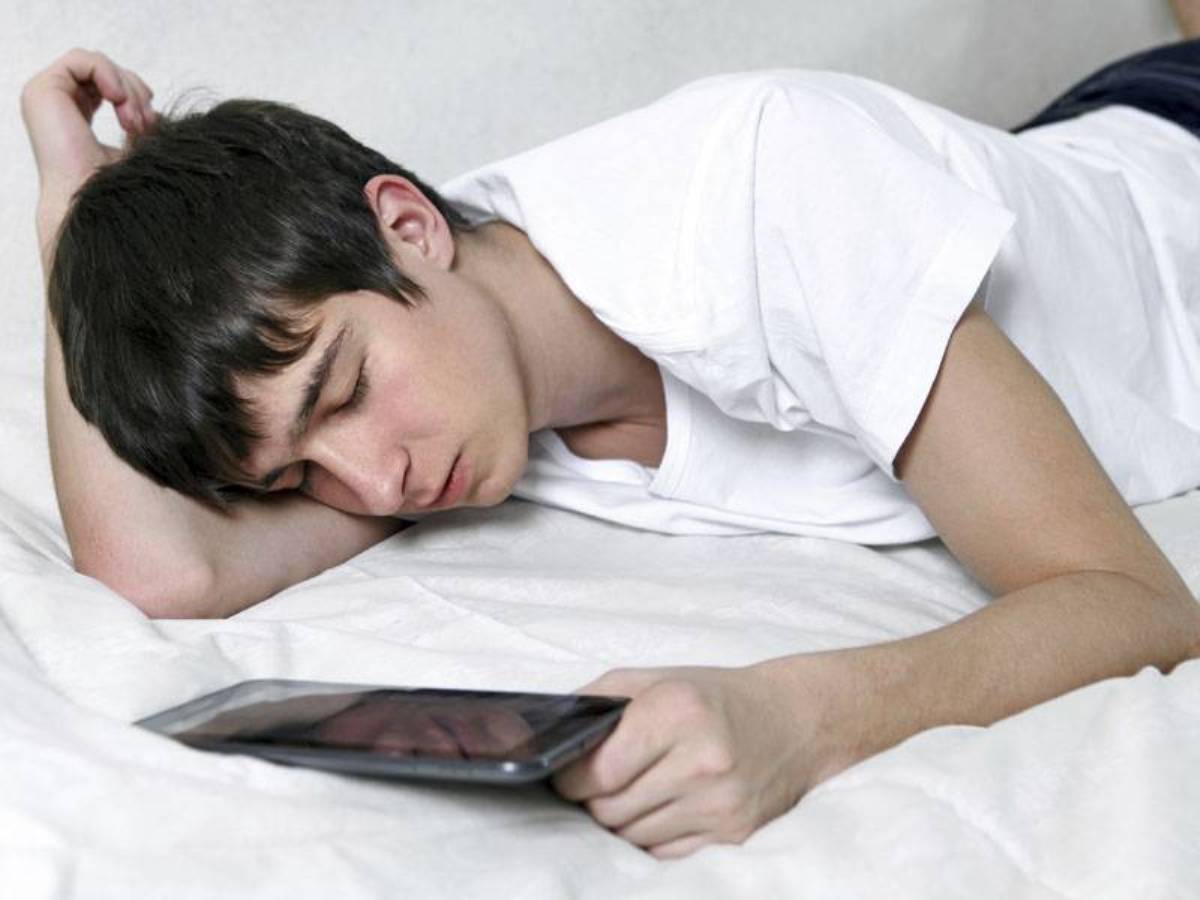 هذا ما يحدث لعقلك إذا استعملت هاتفك المحمول قبل النوم